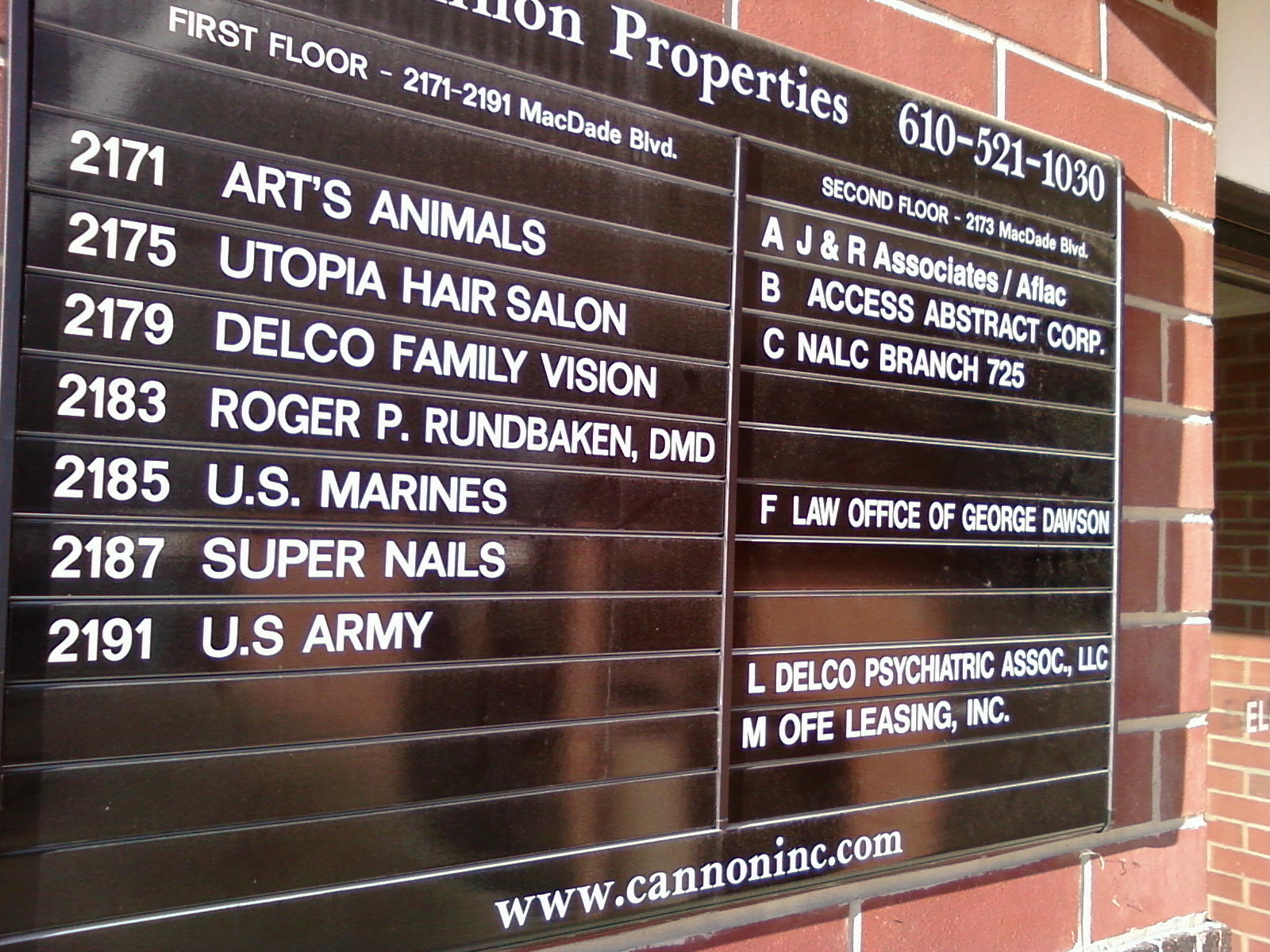 Simple Exterior Directory Signs with Simple Decor